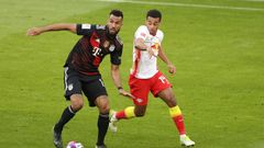 Bayern Munich forward Eric-Maxim Choupo Moting (L) shields the ball from Philipp Tschauner of RB Leipzig