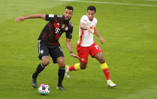 Bayern Munich forward Eric-Maxim Choupo Moting (L) shields the ball from Philipp Tschauner of RB Leipzig