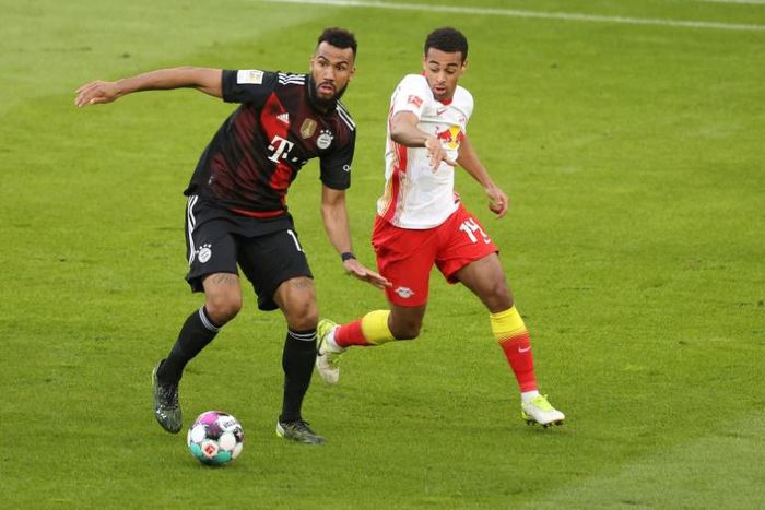 Bayern Munich forward Eric-Maxim Choupo Moting (L) shields the ball from Philipp Tschauner of RB Leipzig
