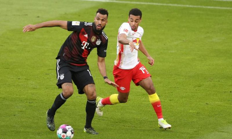 Bayern Munich forward Eric-Maxim Choupo Moting (L) shields the ball from Philipp Tschauner of RB Leipzig