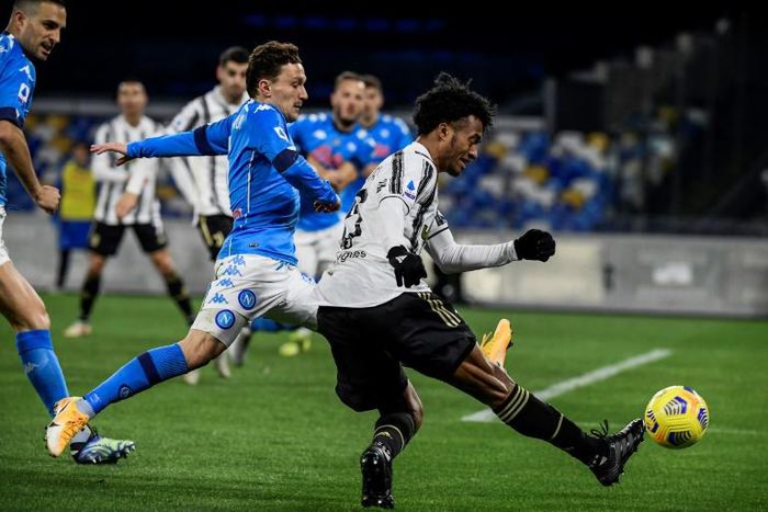 Juventus midfielder Juan Cuadrado (R) picked up a hamstring injury at Napoli