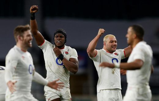 Late show: England celebrate their dramatic Six Nations win over France