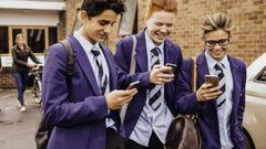 UK: Education secretary calls for mobile phones to be banned in schools