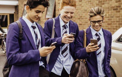 UK: Education secretary calls for mobile phones to be banned in schools