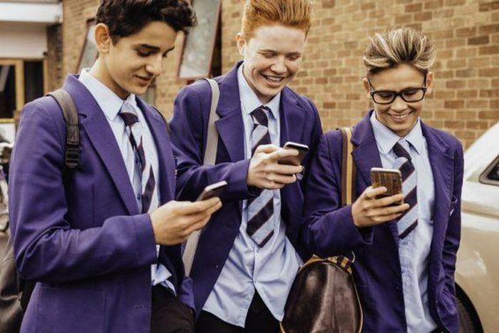UK: Education secretary calls for mobile phones to be banned in schools