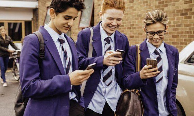UK: Education secretary calls for mobile phones to be banned in schools