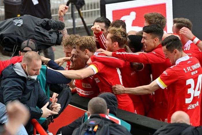 Union Berlin striker Max Kruse (C) is mobbed by team-mates after his winning goal