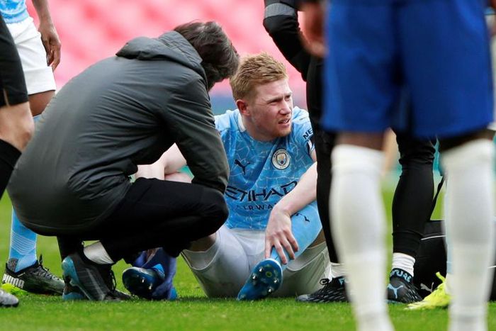 De Bruyne down: Kevin De Bruyne (centre)had to be replaced with an ankle injury during Manchester City's FA Cup semi-final against Chelsea