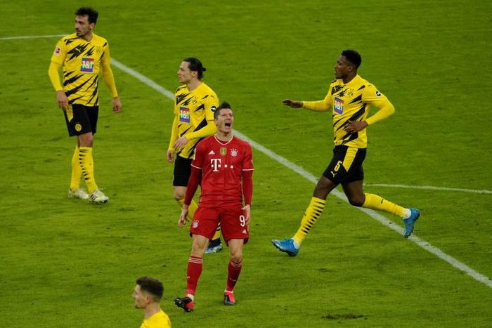 Robert Lewandowski (C) celebrates his hat-trick for Bayern Munich