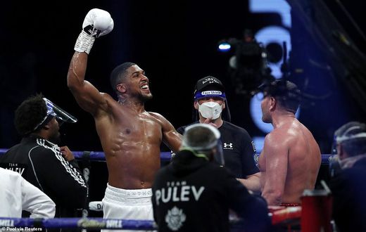 Anthony Joshua and Kubrat Pulev (Reuters)