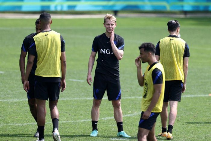 Frenkie de Jong (C) training with the Dutch team at their base this week