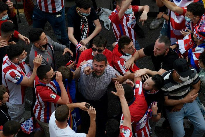 Athletico Madrid fans defeid local lockdown protocol to celebrate their league title on the steets