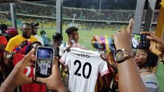 Callum Hudson-Odoi: Hearts of Oak fans present customised jersey to Chelsea star