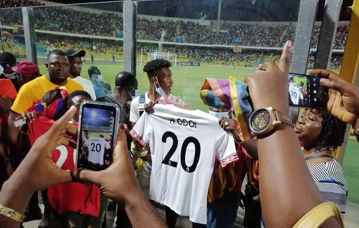 Callum Hudson-Odoi: Hearts of Oak fans present customised jersey to Chelsea star