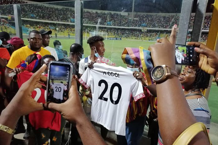 Callum Hudson-Odoi: Hearts of Oak fans present customised jersey to Chelsea star