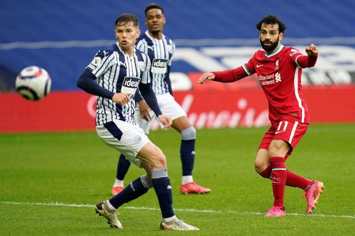Mohamed Salah (R) equalises for Liverpool, who went on to snatch a dramatic 2-1 victory at West Bromwich Albion.
