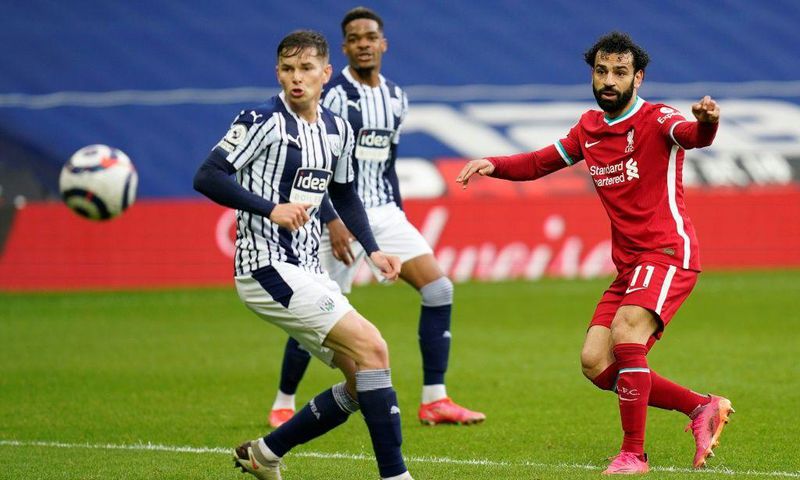 Mohamed Salah (R) equalises for Liverpool, who went on to snatch a dramatic 2-1 victory at West Bromwich Albion.