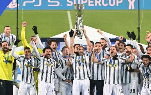 Captain Giorgio Chiellini (C) lifts the trophy after Juventus beat Napoli to win the Italian Super Cup