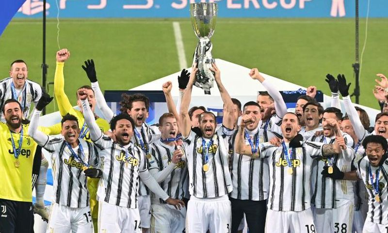 Captain Giorgio Chiellini (C) lifts the trophy after Juventus beat Napoli to win the Italian Super Cup