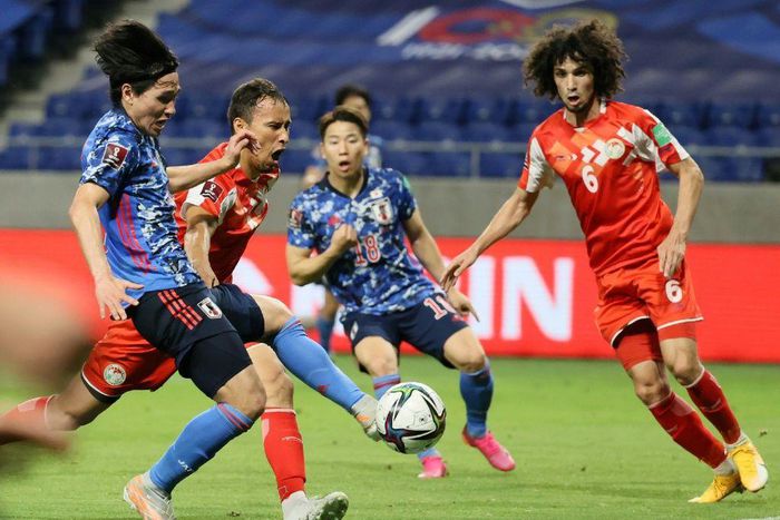 Japan forward Takumi Minamino (L)