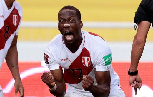 Luis Advincula was the unlikely hero as Peru stunned Ecuador in Quito to earn their first win of the qualifying campaign