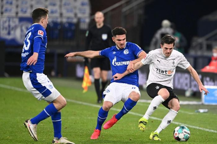 Moenchengladbach midfielder Jonas Hofmann (R) has tested positive for Covid-19, the German FA confirmed Thursday