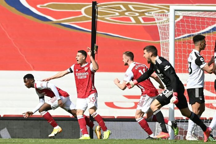 Arsenal striker Eddie Nketiah (L) celebrates scoring against Fulham