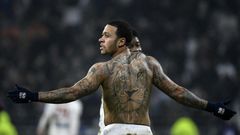 Lyon forward Memphis Depay shows off 'the lion' after scoring against PSG in 2018