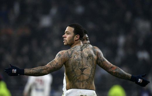 Lyon forward Memphis Depay shows off 'the lion' after scoring against PSG in 2018