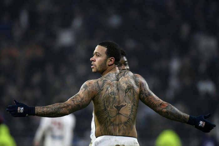 Lyon forward Memphis Depay shows off 'the lion' after scoring against PSG in 2018