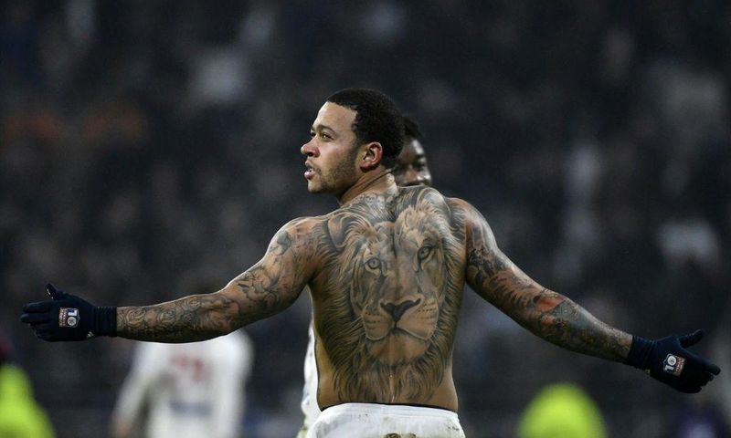 Lyon forward Memphis Depay shows off 'the lion' after scoring against PSG in 2018