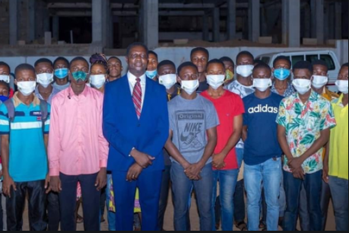 Dr Adutwum with the students