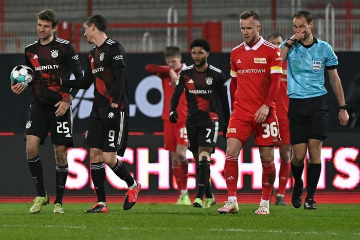 Bayern Munich striker Robert Lewandowski (2nd L) celebrates his equaliser against Union Berlin
