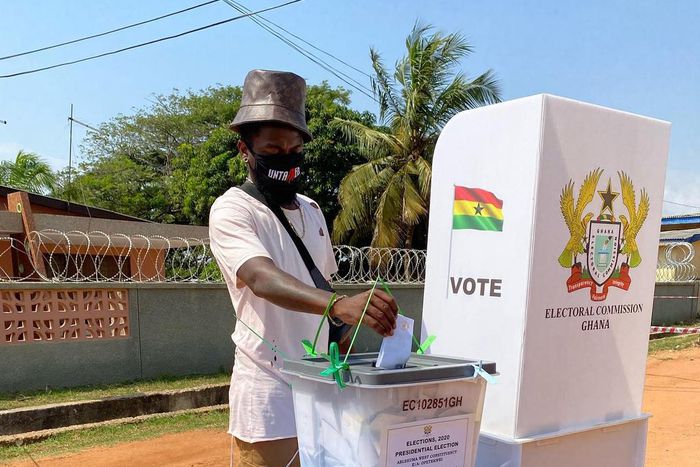 Samini casts his vote in Dansoman