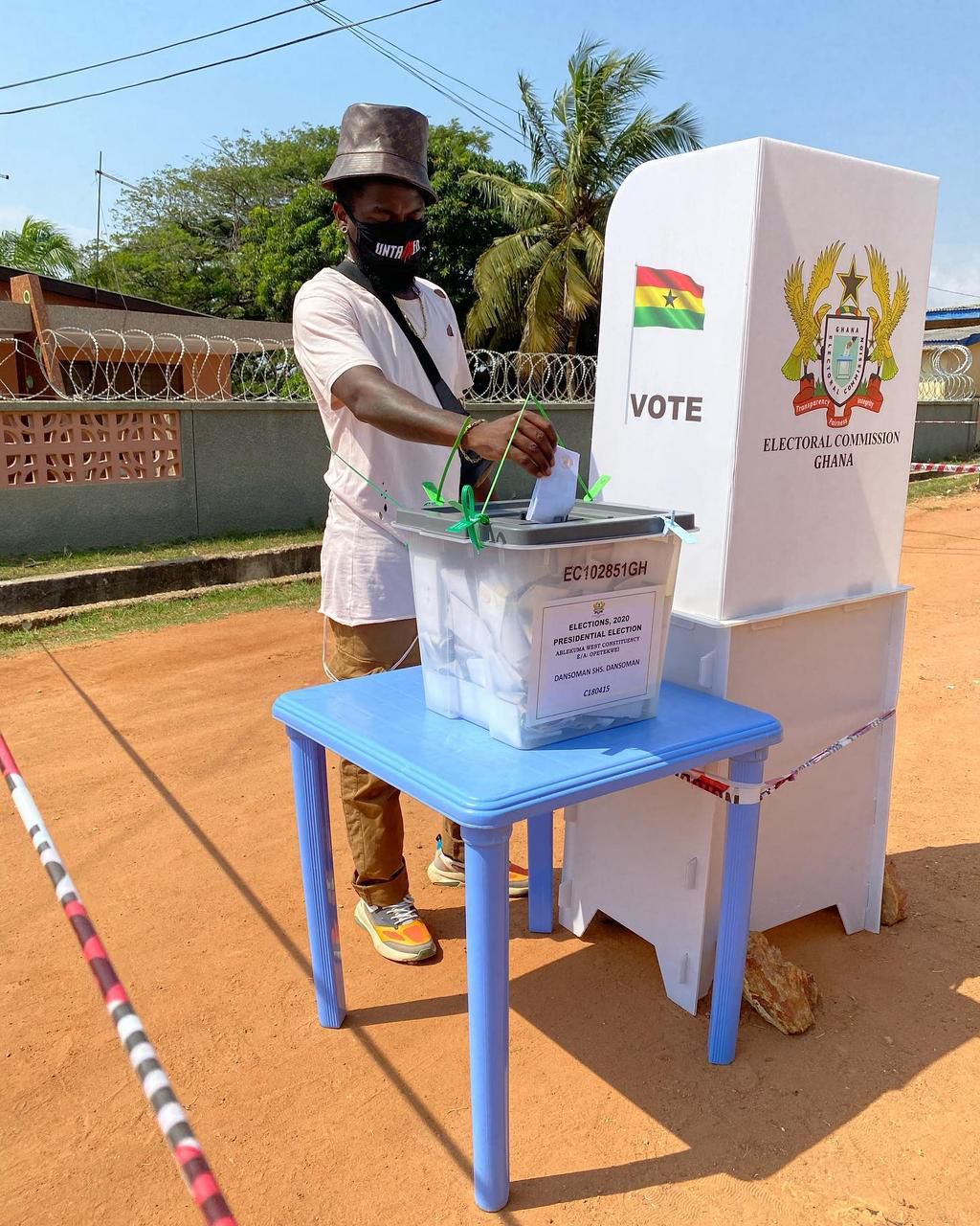 Samini casts his vote in Dansoman