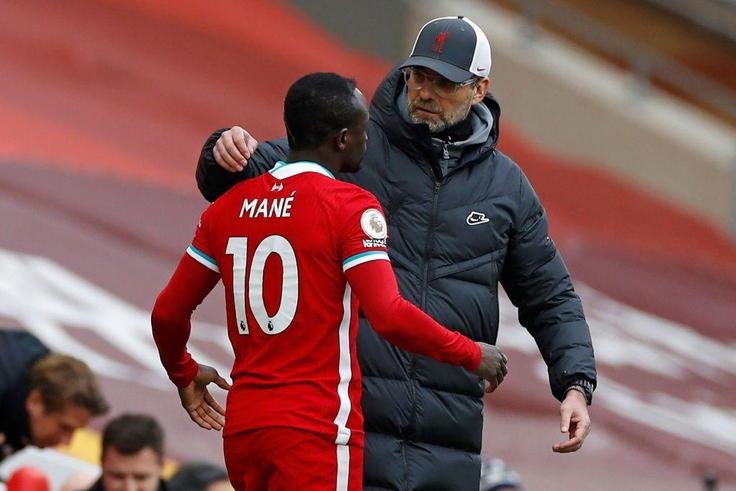 Liverpool manager Jurgen Klopp speaks with Sadio Mane