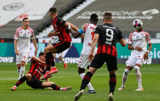 Ajdin Hrustic scored a late equaliser for Eintracht Frankfurt against Mainz on Sunday