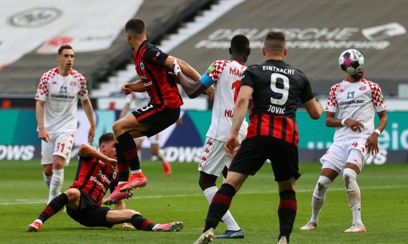 Ajdin Hrustic scored a late equaliser for Eintracht Frankfurt against Mainz on Sunday