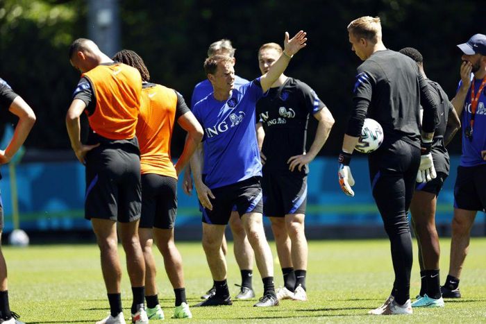 Frank de Boer with his players at a Dutch team training session this week