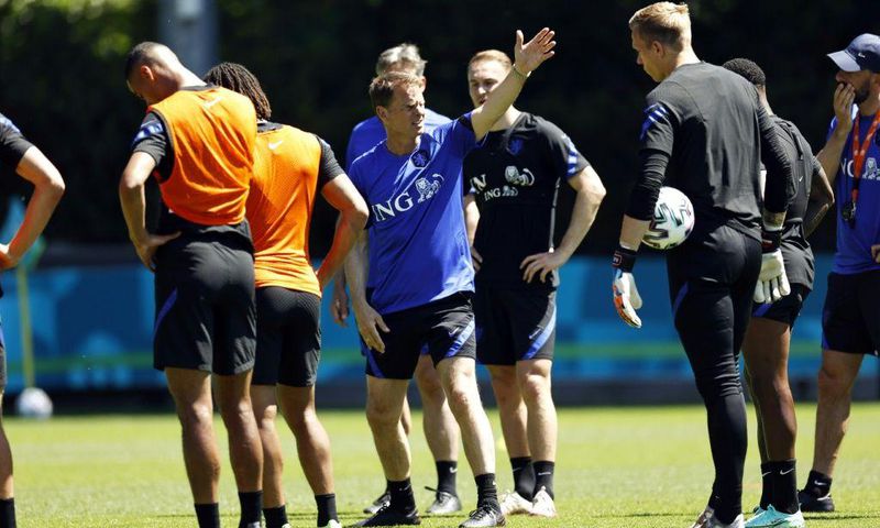 Frank de Boer with his players at a Dutch team training session this week