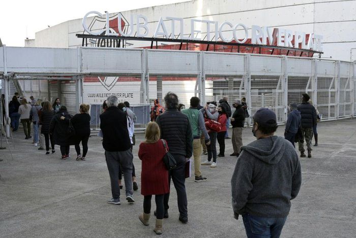 People queue to be vaccinated against the Covid-19 in Buenos Aires, on May 28, 2021.