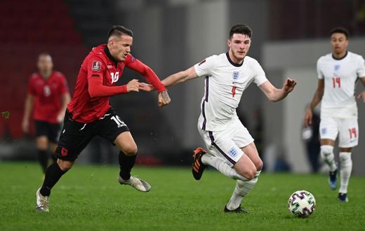 England midfielder Declan Rice (R)