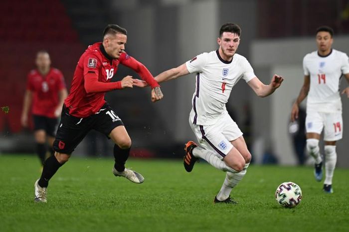 England midfielder Declan Rice (R)