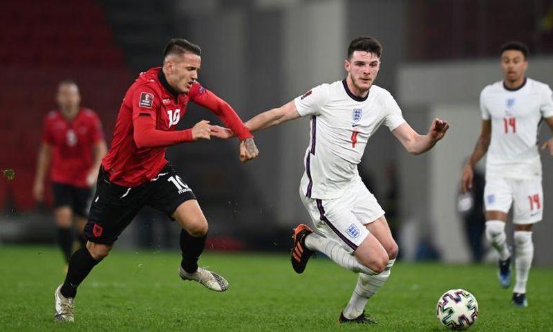 England midfielder Declan Rice (R)