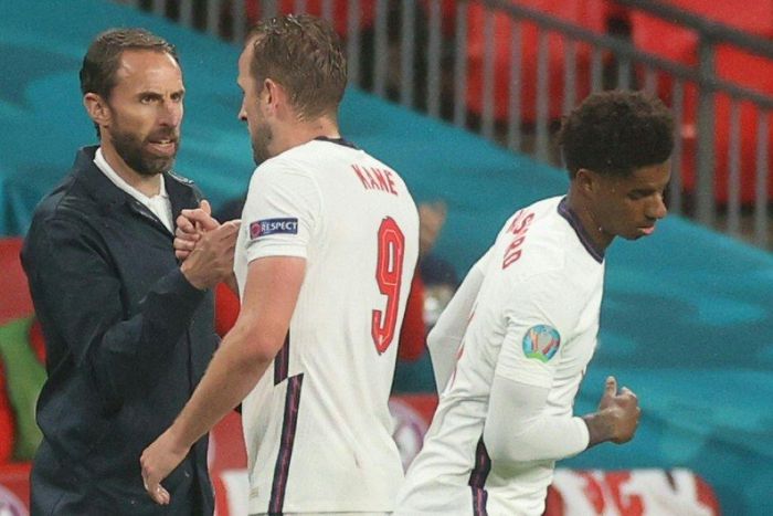 England manager Gareth Southgate (left) replaced Harry Kane (centre) in a disappointing 0-0 draw against Scotland