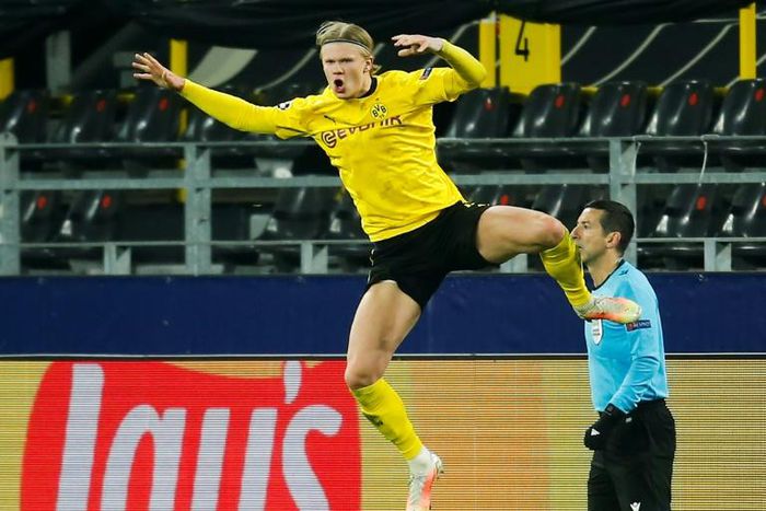 Erling Braut Haaland (R) celebrates scoring his second goal for Borussia Dortmund against Sevilla on Tuesday