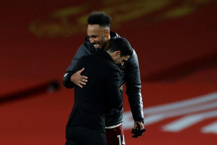 Arsenal striker Pierre-Emerick Aubameyang (L) embraces Mikel Arteta (R)