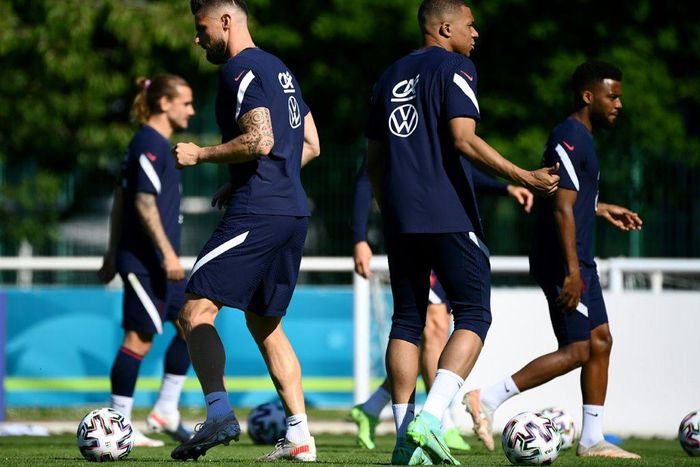 Olivier Giroud (L) and Kylian Mbappe (R) are in a France squad full of attacking options