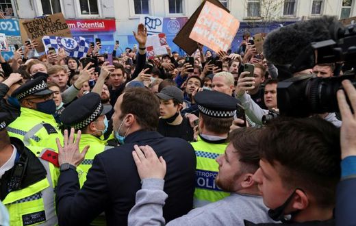 Chelsea's Petr Cech (3L) attempts to talk to supporters