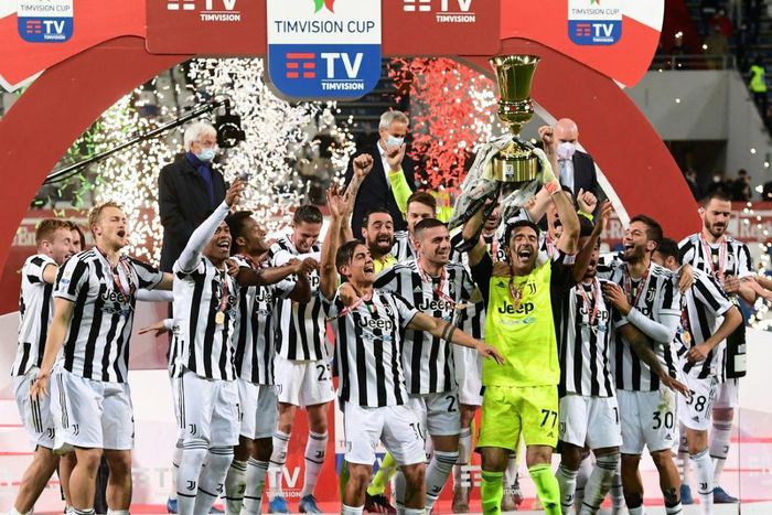 Juventus's veteran goalkeeper Gianluigi Buffon holds the Coppa Italia trophy.